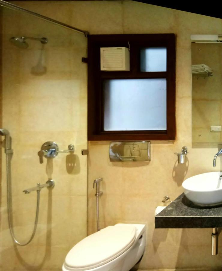Uds Villa Scandinavian B&B - Next To Vfs New Delhi Eksteriør billede