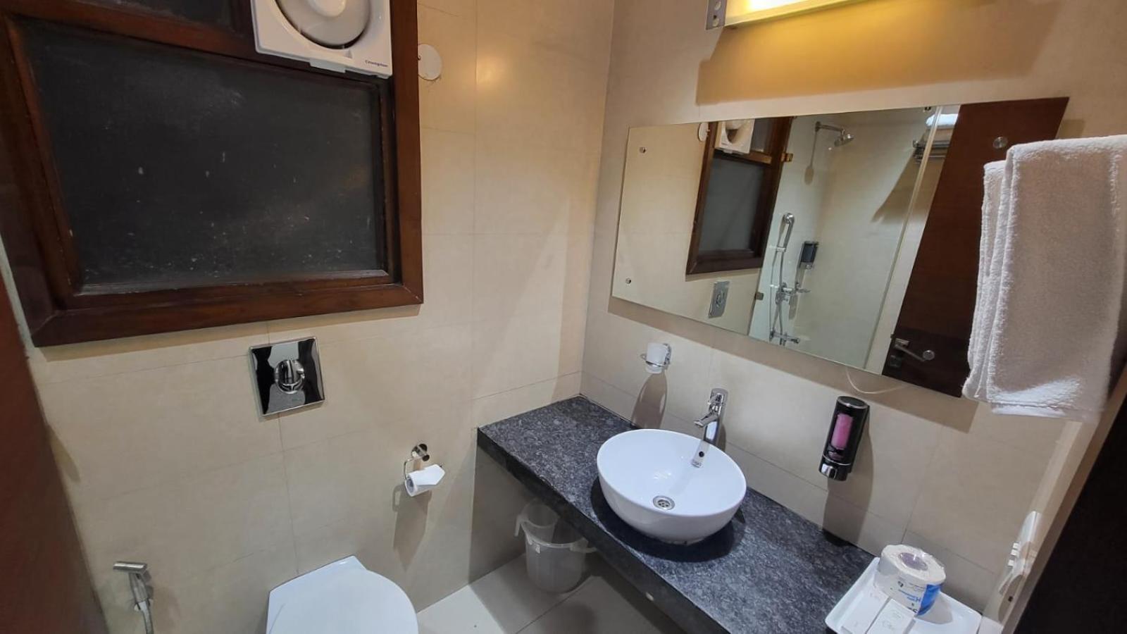 Uds Villa Scandinavian B&B - Next To Vfs New Delhi Eksteriør billede