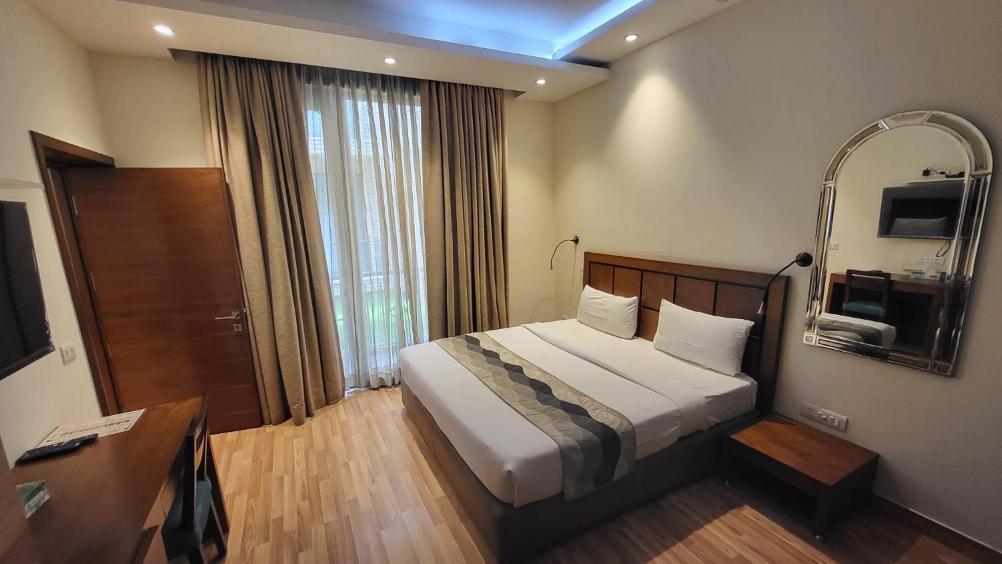 Uds Villa Scandinavian B&B - Next To Vfs New Delhi Eksteriør billede